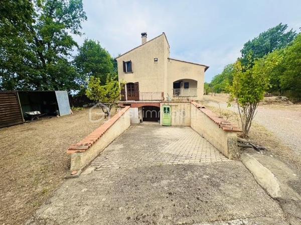 Plongez dans cette charmante maison de 268,60 m², située dans un cadre paisible et verdoyant, idéal pour celles et ceux qui recherchent un environnement calme et relaxant, tout en restant à proximité des commodités urbaines.2185 m2 de parcelle en lisière de forêt. une grande partie des combles peut être aménagé. Beaucoup de potentiel....

Cette propriété rare offre un cadre de vie harmonieux, alliant confort, espace et convivialité. Construite en 1971, cette maison individuelle se compose de 7 pièces lumineuses, offrant de beaux volumes et de nombreuses possibilités d’aménagement.

Vous apprécierez sa vaste terrasse, parfaite pour partager des moments de détente en famille ou entre amis, ainsi que son agréable extérieur.

Côté pratique, la propriété dispose d’un stationnement pouvant accueillir jusqu’à 10 véhicules, un véritable atout pour recevoir vos invités ou répondre à des besoins professionnels. Une cave vient compléter l’ensemble en offrant un espace de rangement supplémentaire.

Un grand hangar complète également ce bien. Il conviendra parfaitement à un artisan, un entrepreneur ou toute personne ayant besoin d’un espace de stockage, d’un atelier ou d’un local professionnel.

À seulement quelques minutes des écoles, des commerces et des services, cette maison représente une opportunité idéale pour une famille à la recherche d’espace et de tranquillité, tout en offrant un fort potentiel pour une activité professionnelle.

Un bien aux multiples possibilités, à découvrir sans tarder !