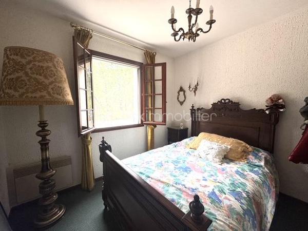 Plongez dans cette charmante maison de 268,60 m², située dans un cadre paisible et verdoyant, idéal pour celles et ceux qui recherchent un environnement calme et relaxant, tout en restant à proximité des commodités urbaines.2185 m2 de parcelle en lisière de forêt. une grande partie des combles peut être aménagé. Beaucoup de potentiel....

Cette propriété rare offre un cadre de vie harmonieux, alliant confort, espace et convivialité. Construite en 1971, cette maison individuelle se compose de 7 pièces lumineuses, offrant de beaux volumes et de nombreuses possibilités d’aménagement.

Vous apprécierez sa vaste terrasse, parfaite pour partager des moments de détente en famille ou entre amis, ainsi que son agréable extérieur.

Côté pratique, la propriété dispose d’un stationnement pouvant accueillir jusqu’à 10 véhicules, un véritable atout pour recevoir vos invités ou répondre à des besoins professionnels. Une cave vient compléter l’ensemble en offrant un espace de rangement supplémentaire.

Un grand hangar complète également ce bien. Il conviendra parfaitement à un artisan, un entrepreneur ou toute personne ayant besoin d’un espace de stockage, d’un atelier ou d’un local professionnel.

À seulement quelques minutes des écoles, des commerces et des services, cette maison représente une opportunité idéale pour une famille à la recherche d’espace et de tranquillité, tout en offrant un fort potentiel pour une activité professionnelle.

Un bien aux multiples possibilités, à découvrir sans tarder !