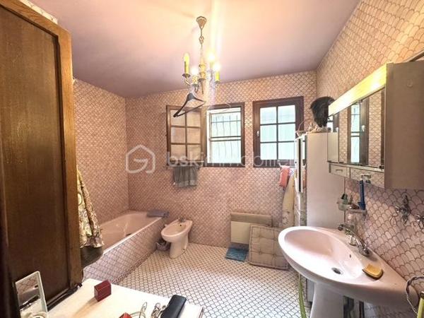 Plongez dans cette charmante maison de 268,60 m², située dans un cadre paisible et verdoyant, idéal pour celles et ceux qui recherchent un environnement calme et relaxant, tout en restant à proximité des commodités urbaines.2185 m2 de parcelle en lisière de forêt. une grande partie des combles peut être aménagé. Beaucoup de potentiel....

Cette propriété rare offre un cadre de vie harmonieux, alliant confort, espace et convivialité. Construite en 1971, cette maison individuelle se compose de 7 pièces lumineuses, offrant de beaux volumes et de nombreuses possibilités d’aménagement.

Vous apprécierez sa vaste terrasse, parfaite pour partager des moments de détente en famille ou entre amis, ainsi que son agréable extérieur.

Côté pratique, la propriété dispose d’un stationnement pouvant accueillir jusqu’à 10 véhicules, un véritable atout pour recevoir vos invités ou répondre à des besoins professionnels. Une cave vient compléter l’ensemble en offrant un espace de rangement supplémentaire.

Un grand hangar complète également ce bien. Il conviendra parfaitement à un artisan, un entrepreneur ou toute personne ayant besoin d’un espace de stockage, d’un atelier ou d’un local professionnel.

À seulement quelques minutes des écoles, des commerces et des services, cette maison représente une opportunité idéale pour une famille à la recherche d’espace et de tranquillité, tout en offrant un fort potentiel pour une activité professionnelle.

Un bien aux multiples possibilités, à découvrir sans tarder !