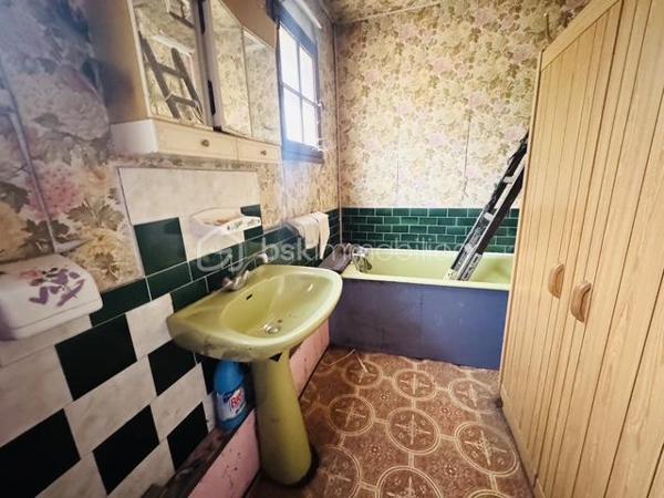 Plongez dans cette charmante maison de 268,60 m², située dans un cadre paisible et verdoyant, idéal pour celles et ceux qui recherchent un environnement calme et relaxant, tout en restant à proximité des commodités urbaines.2185 m2 de parcelle en lisière de forêt. une grande partie des combles peut être aménagé. Beaucoup de potentiel....

Cette propriété rare offre un cadre de vie harmonieux, alliant confort, espace et convivialité. Construite en 1971, cette maison individuelle se compose de 7 pièces lumineuses, offrant de beaux volumes et de nombreuses possibilités d’aménagement.

Vous apprécierez sa vaste terrasse, parfaite pour partager des moments de détente en famille ou entre amis, ainsi que son agréable extérieur.

Côté pratique, la propriété dispose d’un stationnement pouvant accueillir jusqu’à 10 véhicules, un véritable atout pour recevoir vos invités ou répondre à des besoins professionnels. Une cave vient compléter l’ensemble en offrant un espace de rangement supplémentaire.

Un grand hangar complète également ce bien. Il conviendra parfaitement à un artisan, un entrepreneur ou toute personne ayant besoin d’un espace de stockage, d’un atelier ou d’un local professionnel.

À seulement quelques minutes des écoles, des commerces et des services, cette maison représente une opportunité idéale pour une famille à la recherche d’espace et de tranquillité, tout en offrant un fort potentiel pour une activité professionnelle.

Un bien aux multiples possibilités, à découvrir sans tarder !