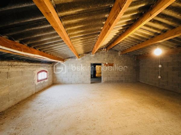 Plongez dans cette charmante maison de 268,60 m², située dans un cadre paisible et verdoyant, idéal pour celles et ceux qui recherchent un environnement calme et relaxant, tout en restant à proximité des commodités urbaines.2185 m2 de parcelle en lisière de forêt. une grande partie des combles peut être aménagé. Beaucoup de potentiel....

Cette propriété rare offre un cadre de vie harmonieux, alliant confort, espace et convivialité. Construite en 1971, cette maison individuelle se compose de 7 pièces lumineuses, offrant de beaux volumes et de nombreuses possibilités d’aménagement.

Vous apprécierez sa vaste terrasse, parfaite pour partager des moments de détente en famille ou entre amis, ainsi que son agréable extérieur.

Côté pratique, la propriété dispose d’un stationnement pouvant accueillir jusqu’à 10 véhicules, un véritable atout pour recevoir vos invités ou répondre à des besoins professionnels. Une cave vient compléter l’ensemble en offrant un espace de rangement supplémentaire.

Un grand hangar complète également ce bien. Il conviendra parfaitement à un artisan, un entrepreneur ou toute personne ayant besoin d’un espace de stockage, d’un atelier ou d’un local professionnel.

À seulement quelques minutes des écoles, des commerces et des services, cette maison représente une opportunité idéale pour une famille à la recherche d’espace et de tranquillité, tout en offrant un fort potentiel pour une activité professionnelle.

Un bien aux multiples possibilités, à découvrir sans tarder !