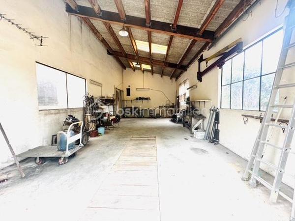Plongez dans cette charmante maison de 268,60 m², située dans un cadre paisible et verdoyant, idéal pour celles et ceux qui recherchent un environnement calme et relaxant, tout en restant à proximité des commodités urbaines.2185 m2 de parcelle en lisière de forêt. une grande partie des combles peut être aménagé. Beaucoup de potentiel....

Cette propriété rare offre un cadre de vie harmonieux, alliant confort, espace et convivialité. Construite en 1971, cette maison individuelle se compose de 7 pièces lumineuses, offrant de beaux volumes et de nombreuses possibilités d’aménagement.

Vous apprécierez sa vaste terrasse, parfaite pour partager des moments de détente en famille ou entre amis, ainsi que son agréable extérieur.

Côté pratique, la propriété dispose d’un stationnement pouvant accueillir jusqu’à 10 véhicules, un véritable atout pour recevoir vos invités ou répondre à des besoins professionnels. Une cave vient compléter l’ensemble en offrant un espace de rangement supplémentaire.

Un grand hangar complète également ce bien. Il conviendra parfaitement à un artisan, un entrepreneur ou toute personne ayant besoin d’un espace de stockage, d’un atelier ou d’un local professionnel.

À seulement quelques minutes des écoles, des commerces et des services, cette maison représente une opportunité idéale pour une famille à la recherche d’espace et de tranquillité, tout en offrant un fort potentiel pour une activité professionnelle.

Un bien aux multiples possibilités, à découvrir sans tarder !