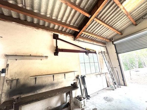 Plongez dans cette charmante maison de 268,60 m², située dans un cadre paisible et verdoyant, idéal pour celles et ceux qui recherchent un environnement calme et relaxant, tout en restant à proximité des commodités urbaines.2185 m2 de parcelle en lisière de forêt. une grande partie des combles peut être aménagé. Beaucoup de potentiel....

Cette propriété rare offre un cadre de vie harmonieux, alliant confort, espace et convivialité. Construite en 1971, cette maison individuelle se compose de 7 pièces lumineuses, offrant de beaux volumes et de nombreuses possibilités d’aménagement.

Vous apprécierez sa vaste terrasse, parfaite pour partager des moments de détente en famille ou entre amis, ainsi que son agréable extérieur.

Côté pratique, la propriété dispose d’un stationnement pouvant accueillir jusqu’à 10 véhicules, un véritable atout pour recevoir vos invités ou répondre à des besoins professionnels. Une cave vient compléter l’ensemble en offrant un espace de rangement supplémentaire.

Un grand hangar complète également ce bien. Il conviendra parfaitement à un artisan, un entrepreneur ou toute personne ayant besoin d’un espace de stockage, d’un atelier ou d’un local professionnel.

À seulement quelques minutes des écoles, des commerces et des services, cette maison représente une opportunité idéale pour une famille à la recherche d’espace et de tranquillité, tout en offrant un fort potentiel pour une activité professionnelle.

Un bien aux multiples possibilités, à découvrir sans tarder !