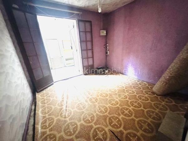 Plongez dans cette charmante maison de 268,60 m², située dans un cadre paisible et verdoyant, idéal pour celles et ceux qui recherchent un environnement calme et relaxant, tout en restant à proximité des commodités urbaines.2185 m2 de parcelle en lisière de forêt. une grande partie des combles peut être aménagé. Beaucoup de potentiel....

Cette propriété rare offre un cadre de vie harmonieux, alliant confort, espace et convivialité. Construite en 1971, cette maison individuelle se compose de 7 pièces lumineuses, offrant de beaux volumes et de nombreuses possibilités d’aménagement.

Vous apprécierez sa vaste terrasse, parfaite pour partager des moments de détente en famille ou entre amis, ainsi que son agréable extérieur.

Côté pratique, la propriété dispose d’un stationnement pouvant accueillir jusqu’à 10 véhicules, un véritable atout pour recevoir vos invités ou répondre à des besoins professionnels. Une cave vient compléter l’ensemble en offrant un espace de rangement supplémentaire.

Un grand hangar complète également ce bien. Il conviendra parfaitement à un artisan, un entrepreneur ou toute personne ayant besoin d’un espace de stockage, d’un atelier ou d’un local professionnel.

À seulement quelques minutes des écoles, des commerces et des services, cette maison représente une opportunité idéale pour une famille à la recherche d’espace et de tranquillité, tout en offrant un fort potentiel pour une activité professionnelle.

Un bien aux multiples possibilités, à découvrir sans tarder !