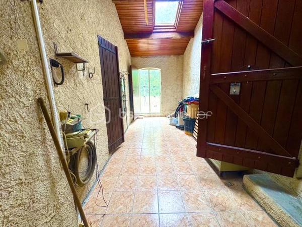 Plongez dans cette charmante maison de 268,60 m², située dans un cadre paisible et verdoyant, idéal pour celles et ceux qui recherchent un environnement calme et relaxant, tout en restant à proximité des commodités urbaines.2185 m2 de parcelle en lisière de forêt. une grande partie des combles peut être aménagé. Beaucoup de potentiel....

Cette propriété rare offre un cadre de vie harmonieux, alliant confort, espace et convivialité. Construite en 1971, cette maison individuelle se compose de 7 pièces lumineuses, offrant de beaux volumes et de nombreuses possibilités d’aménagement.

Vous apprécierez sa vaste terrasse, parfaite pour partager des moments de détente en famille ou entre amis, ainsi que son agréable extérieur.

Côté pratique, la propriété dispose d’un stationnement pouvant accueillir jusqu’à 10 véhicules, un véritable atout pour recevoir vos invités ou répondre à des besoins professionnels. Une cave vient compléter l’ensemble en offrant un espace de rangement supplémentaire.

Un grand hangar complète également ce bien. Il conviendra parfaitement à un artisan, un entrepreneur ou toute personne ayant besoin d’un espace de stockage, d’un atelier ou d’un local professionnel.

À seulement quelques minutes des écoles, des commerces et des services, cette maison représente une opportunité idéale pour une famille à la recherche d’espace et de tranquillité, tout en offrant un fort potentiel pour une activité professionnelle.

Un bien aux multiples possibilités, à découvrir sans tarder !