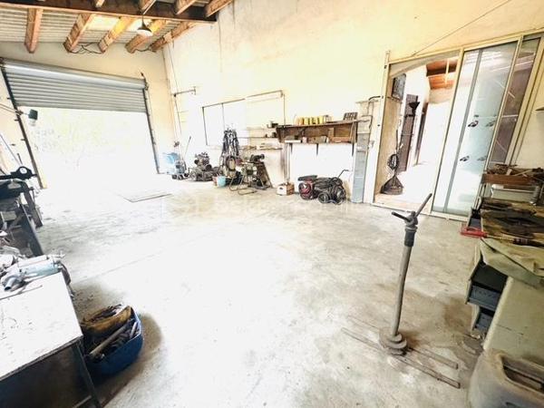 Plongez dans cette charmante maison de 268,60 m², située dans un cadre paisible et verdoyant, idéal pour celles et ceux qui recherchent un environnement calme et relaxant, tout en restant à proximité des commodités urbaines.2185 m2 de parcelle en lisière de forêt. une grande partie des combles peut être aménagé. Beaucoup de potentiel....

Cette propriété rare offre un cadre de vie harmonieux, alliant confort, espace et convivialité. Construite en 1971, cette maison individuelle se compose de 7 pièces lumineuses, offrant de beaux volumes et de nombreuses possibilités d’aménagement.

Vous apprécierez sa vaste terrasse, parfaite pour partager des moments de détente en famille ou entre amis, ainsi que son agréable extérieur.

Côté pratique, la propriété dispose d’un stationnement pouvant accueillir jusqu’à 10 véhicules, un véritable atout pour recevoir vos invités ou répondre à des besoins professionnels. Une cave vient compléter l’ensemble en offrant un espace de rangement supplémentaire.

Un grand hangar complète également ce bien. Il conviendra parfaitement à un artisan, un entrepreneur ou toute personne ayant besoin d’un espace de stockage, d’un atelier ou d’un local professionnel.

À seulement quelques minutes des écoles, des commerces et des services, cette maison représente une opportunité idéale pour une famille à la recherche d’espace et de tranquillité, tout en offrant un fort potentiel pour une activité professionnelle.

Un bien aux multiples possibilités, à découvrir sans tarder !