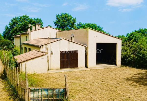 Plongez dans cette charmante maison de 268,60 m², située dans un cadre paisible et verdoyant, idéal pour celles et ceux qui recherchent un environnement calme et relaxant, tout en restant à proximité des commodités urbaines.2185 m2 de parcelle en lisière de forêt. une grande partie des combles peut être aménagé. Beaucoup de potentiel....

Cette propriété rare offre un cadre de vie harmonieux, alliant confort, espace et convivialité. Construite en 1971, cette maison individuelle se compose de 7 pièces lumineuses, offrant de beaux volumes et de nombreuses possibilités d’aménagement.

Vous apprécierez sa vaste terrasse, parfaite pour partager des moments de détente en famille ou entre amis, ainsi que son agréable extérieur.

Côté pratique, la propriété dispose d’un stationnement pouvant accueillir jusqu’à 10 véhicules, un véritable atout pour recevoir vos invités ou répondre à des besoins professionnels. Une cave vient compléter l’ensemble en offrant un espace de rangement supplémentaire.

Un grand hangar complète également ce bien. Il conviendra parfaitement à un artisan, un entrepreneur ou toute personne ayant besoin d’un espace de stockage, d’un atelier ou d’un local professionnel.

À seulement quelques minutes des écoles, des commerces et des services, cette maison représente une opportunité idéale pour une famille à la recherche d’espace et de tranquillité, tout en offrant un fort potentiel pour une activité professionnelle.

Un bien aux multiples possibilités, à découvrir sans tarder !