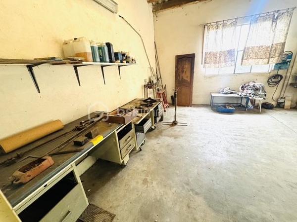 Plongez dans cette charmante maison de 268,60 m², située dans un cadre paisible et verdoyant, idéal pour celles et ceux qui recherchent un environnement calme et relaxant, tout en restant à proximité des commodités urbaines.2185 m2 de parcelle en lisière de forêt. une grande partie des combles peut être aménagé. Beaucoup de potentiel....

Cette propriété rare offre un cadre de vie harmonieux, alliant confort, espace et convivialité. Construite en 1971, cette maison individuelle se compose de 7 pièces lumineuses, offrant de beaux volumes et de nombreuses possibilités d’aménagement.

Vous apprécierez sa vaste terrasse, parfaite pour partager des moments de détente en famille ou entre amis, ainsi que son agréable extérieur.

Côté pratique, la propriété dispose d’un stationnement pouvant accueillir jusqu’à 10 véhicules, un véritable atout pour recevoir vos invités ou répondre à des besoins professionnels. Une cave vient compléter l’ensemble en offrant un espace de rangement supplémentaire.

Un grand hangar complète également ce bien. Il conviendra parfaitement à un artisan, un entrepreneur ou toute personne ayant besoin d’un espace de stockage, d’un atelier ou d’un local professionnel.

À seulement quelques minutes des écoles, des commerces et des services, cette maison représente une opportunité idéale pour une famille à la recherche d’espace et de tranquillité, tout en offrant un fort potentiel pour une activité professionnelle.

Un bien aux multiples possibilités, à découvrir sans tarder !