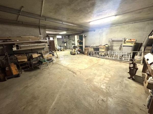 Plongez dans cette charmante maison de 268,60 m², située dans un cadre paisible et verdoyant, idéal pour celles et ceux qui recherchent un environnement calme et relaxant, tout en restant à proximité des commodités urbaines.2185 m2 de parcelle en lisière de forêt. une grande partie des combles peut être aménagé. Beaucoup de potentiel....

Cette propriété rare offre un cadre de vie harmonieux, alliant confort, espace et convivialité. Construite en 1971, cette maison individuelle se compose de 7 pièces lumineuses, offrant de beaux volumes et de nombreuses possibilités d’aménagement.

Vous apprécierez sa vaste terrasse, parfaite pour partager des moments de détente en famille ou entre amis, ainsi que son agréable extérieur.

Côté pratique, la propriété dispose d’un stationnement pouvant accueillir jusqu’à 10 véhicules, un véritable atout pour recevoir vos invités ou répondre à des besoins professionnels. Une cave vient compléter l’ensemble en offrant un espace de rangement supplémentaire.

Un grand hangar complète également ce bien. Il conviendra parfaitement à un artisan, un entrepreneur ou toute personne ayant besoin d’un espace de stockage, d’un atelier ou d’un local professionnel.

À seulement quelques minutes des écoles, des commerces et des services, cette maison représente une opportunité idéale pour une famille à la recherche d’espace et de tranquillité, tout en offrant un fort potentiel pour une activité professionnelle.

Un bien aux multiples possibilités, à découvrir sans tarder !