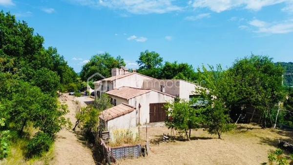 Plongez dans cette charmante maison de 268,60 m², située dans un cadre paisible et verdoyant, idéal pour celles et ceux qui recherchent un environnement calme et relaxant, tout en restant à proximité des commodités urbaines.2185 m2 de parcelle en lisière de forêt. une grande partie des combles peut être aménagé. Beaucoup de potentiel....

Cette propriété rare offre un cadre de vie harmonieux, alliant confort, espace et convivialité. Construite en 1971, cette maison individuelle se compose de 7 pièces lumineuses, offrant de beaux volumes et de nombreuses possibilités d’aménagement.

Vous apprécierez sa vaste terrasse, parfaite pour partager des moments de détente en famille ou entre amis, ainsi que son agréable extérieur.

Côté pratique, la propriété dispose d’un stationnement pouvant accueillir jusqu’à 10 véhicules, un véritable atout pour recevoir vos invités ou répondre à des besoins professionnels. Une cave vient compléter l’ensemble en offrant un espace de rangement supplémentaire.

Un grand hangar complète également ce bien. Il conviendra parfaitement à un artisan, un entrepreneur ou toute personne ayant besoin d’un espace de stockage, d’un atelier ou d’un local professionnel.

À seulement quelques minutes des écoles, des commerces et des services, cette maison représente une opportunité idéale pour une famille à la recherche d’espace et de tranquillité, tout en offrant un fort potentiel pour une activité professionnelle.

Un bien aux multiples possibilités, à découvrir sans tarder !