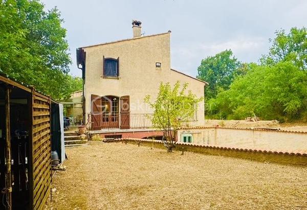 Plongez dans cette charmante maison de 268,60 m², située dans un cadre paisible et verdoyant, idéal pour celles et ceux qui recherchent un environnement calme et relaxant, tout en restant à proximité des commodités urbaines.2185 m2 de parcelle en lisière de forêt. une grande partie des combles peut être aménagé. Beaucoup de potentiel....

Cette propriété rare offre un cadre de vie harmonieux, alliant confort, espace et convivialité. Construite en 1971, cette maison individuelle se compose de 7 pièces lumineuses, offrant de beaux volumes et de nombreuses possibilités d’aménagement.

Vous apprécierez sa vaste terrasse, parfaite pour partager des moments de détente en famille ou entre amis, ainsi que son agréable extérieur.

Côté pratique, la propriété dispose d’un stationnement pouvant accueillir jusqu’à 10 véhicules, un véritable atout pour recevoir vos invités ou répondre à des besoins professionnels. Une cave vient compléter l’ensemble en offrant un espace de rangement supplémentaire.

Un grand hangar complète également ce bien. Il conviendra parfaitement à un artisan, un entrepreneur ou toute personne ayant besoin d’un espace de stockage, d’un atelier ou d’un local professionnel.

À seulement quelques minutes des écoles, des commerces et des services, cette maison représente une opportunité idéale pour une famille à la recherche d’espace et de tranquillité, tout en offrant un fort potentiel pour une activité professionnelle.

Un bien aux multiples possibilités, à découvrir sans tarder !
