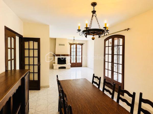 Plongez dans cette charmante maison de 268,60 m², située dans un cadre paisible et verdoyant, idéal pour celles et ceux qui recherchent un environnement calme et relaxant, tout en restant à proximité des commodités urbaines.2185 m2 de parcelle en lisière de forêt. une grande partie des combles peut être aménagé. Beaucoup de potentiel....

Cette propriété rare offre un cadre de vie harmonieux, alliant confort, espace et convivialité. Construite en 1971, cette maison individuelle se compose de 7 pièces lumineuses, offrant de beaux volumes et de nombreuses possibilités d’aménagement.

Vous apprécierez sa vaste terrasse, parfaite pour partager des moments de détente en famille ou entre amis, ainsi que son agréable extérieur.

Côté pratique, la propriété dispose d’un stationnement pouvant accueillir jusqu’à 10 véhicules, un véritable atout pour recevoir vos invités ou répondre à des besoins professionnels. Une cave vient compléter l’ensemble en offrant un espace de rangement supplémentaire.

Un grand hangar complète également ce bien. Il conviendra parfaitement à un artisan, un entrepreneur ou toute personne ayant besoin d’un espace de stockage, d’un atelier ou d’un local professionnel.

À seulement quelques minutes des écoles, des commerces et des services, cette maison représente une opportunité idéale pour une famille à la recherche d’espace et de tranquillité, tout en offrant un fort potentiel pour une activité professionnelle.

Un bien aux multiples possibilités, à découvrir sans tarder !