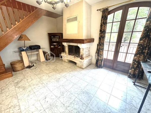 Plongez dans cette charmante maison de 268,60 m², située dans un cadre paisible et verdoyant, idéal pour celles et ceux qui recherchent un environnement calme et relaxant, tout en restant à proximité des commodités urbaines.2185 m2 de parcelle en lisière de forêt. une grande partie des combles peut être aménagé. Beaucoup de potentiel....

Cette propriété rare offre un cadre de vie harmonieux, alliant confort, espace et convivialité. Construite en 1971, cette maison individuelle se compose de 7 pièces lumineuses, offrant de beaux volumes et de nombreuses possibilités d’aménagement.

Vous apprécierez sa vaste terrasse, parfaite pour partager des moments de détente en famille ou entre amis, ainsi que son agréable extérieur.

Côté pratique, la propriété dispose d’un stationnement pouvant accueillir jusqu’à 10 véhicules, un véritable atout pour recevoir vos invités ou répondre à des besoins professionnels. Une cave vient compléter l’ensemble en offrant un espace de rangement supplémentaire.

Un grand hangar complète également ce bien. Il conviendra parfaitement à un artisan, un entrepreneur ou toute personne ayant besoin d’un espace de stockage, d’un atelier ou d’un local professionnel.

À seulement quelques minutes des écoles, des commerces et des services, cette maison représente une opportunité idéale pour une famille à la recherche d’espace et de tranquillité, tout en offrant un fort potentiel pour une activité professionnelle.

Un bien aux multiples possibilités, à découvrir sans tarder !