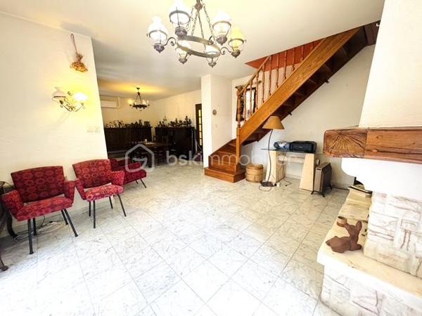Plongez dans cette charmante maison de 268,60 m², située dans un cadre paisible et verdoyant, idéal pour celles et ceux qui recherchent un environnement calme et relaxant, tout en restant à proximité des commodités urbaines.2185 m2 de parcelle en lisière de forêt. une grande partie des combles peut être aménagé. Beaucoup de potentiel....

Cette propriété rare offre un cadre de vie harmonieux, alliant confort, espace et convivialité. Construite en 1971, cette maison individuelle se compose de 7 pièces lumineuses, offrant de beaux volumes et de nombreuses possibilités d’aménagement.

Vous apprécierez sa vaste terrasse, parfaite pour partager des moments de détente en famille ou entre amis, ainsi que son agréable extérieur.

Côté pratique, la propriété dispose d’un stationnement pouvant accueillir jusqu’à 10 véhicules, un véritable atout pour recevoir vos invités ou répondre à des besoins professionnels. Une cave vient compléter l’ensemble en offrant un espace de rangement supplémentaire.

Un grand hangar complète également ce bien. Il conviendra parfaitement à un artisan, un entrepreneur ou toute personne ayant besoin d’un espace de stockage, d’un atelier ou d’un local professionnel.

À seulement quelques minutes des écoles, des commerces et des services, cette maison représente une opportunité idéale pour une famille à la recherche d’espace et de tranquillité, tout en offrant un fort potentiel pour une activité professionnelle.

Un bien aux multiples possibilités, à découvrir sans tarder !