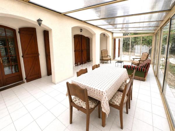 Plongez dans cette charmante maison de 268,60 m², située dans un cadre paisible et verdoyant, idéal pour celles et ceux qui recherchent un environnement calme et relaxant, tout en restant à proximité des commodités urbaines.2185 m2 de parcelle en lisière de forêt. une grande partie des combles peut être aménagé. Beaucoup de potentiel....

Cette propriété rare offre un cadre de vie harmonieux, alliant confort, espace et convivialité. Construite en 1971, cette maison individuelle se compose de 7 pièces lumineuses, offrant de beaux volumes et de nombreuses possibilités d’aménagement.

Vous apprécierez sa vaste terrasse, parfaite pour partager des moments de détente en famille ou entre amis, ainsi que son agréable extérieur.

Côté pratique, la propriété dispose d’un stationnement pouvant accueillir jusqu’à 10 véhicules, un véritable atout pour recevoir vos invités ou répondre à des besoins professionnels. Une cave vient compléter l’ensemble en offrant un espace de rangement supplémentaire.

Un grand hangar complète également ce bien. Il conviendra parfaitement à un artisan, un entrepreneur ou toute personne ayant besoin d’un espace de stockage, d’un atelier ou d’un local professionnel.

À seulement quelques minutes des écoles, des commerces et des services, cette maison représente une opportunité idéale pour une famille à la recherche d’espace et de tranquillité, tout en offrant un fort potentiel pour une activité professionnelle.

Un bien aux multiples possibilités, à découvrir sans tarder !