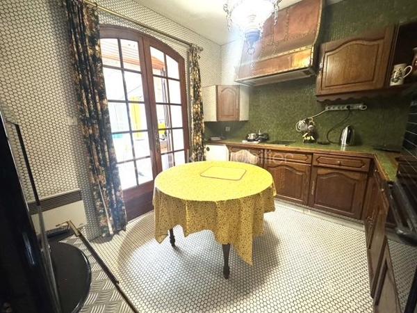Plongez dans cette charmante maison de 268,60 m², située dans un cadre paisible et verdoyant, idéal pour celles et ceux qui recherchent un environnement calme et relaxant, tout en restant à proximité des commodités urbaines.2185 m2 de parcelle en lisière de forêt. une grande partie des combles peut être aménagé. Beaucoup de potentiel....

Cette propriété rare offre un cadre de vie harmonieux, alliant confort, espace et convivialité. Construite en 1971, cette maison individuelle se compose de 7 pièces lumineuses, offrant de beaux volumes et de nombreuses possibilités d’aménagement.

Vous apprécierez sa vaste terrasse, parfaite pour partager des moments de détente en famille ou entre amis, ainsi que son agréable extérieur.

Côté pratique, la propriété dispose d’un stationnement pouvant accueillir jusqu’à 10 véhicules, un véritable atout pour recevoir vos invités ou répondre à des besoins professionnels. Une cave vient compléter l’ensemble en offrant un espace de rangement supplémentaire.

Un grand hangar complète également ce bien. Il conviendra parfaitement à un artisan, un entrepreneur ou toute personne ayant besoin d’un espace de stockage, d’un atelier ou d’un local professionnel.

À seulement quelques minutes des écoles, des commerces et des services, cette maison représente une opportunité idéale pour une famille à la recherche d’espace et de tranquillité, tout en offrant un fort potentiel pour une activité professionnelle.

Un bien aux multiples possibilités, à découvrir sans tarder !