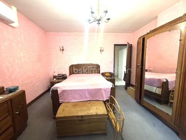 Plongez dans cette charmante maison de 268,60 m², située dans un cadre paisible et verdoyant, idéal pour celles et ceux qui recherchent un environnement calme et relaxant, tout en restant à proximité des commodités urbaines.2185 m2 de parcelle en lisière de forêt. une grande partie des combles peut être aménagé. Beaucoup de potentiel....

Cette propriété rare offre un cadre de vie harmonieux, alliant confort, espace et convivialité. Construite en 1971, cette maison individuelle se compose de 7 pièces lumineuses, offrant de beaux volumes et de nombreuses possibilités d’aménagement.

Vous apprécierez sa vaste terrasse, parfaite pour partager des moments de détente en famille ou entre amis, ainsi que son agréable extérieur.

Côté pratique, la propriété dispose d’un stationnement pouvant accueillir jusqu’à 10 véhicules, un véritable atout pour recevoir vos invités ou répondre à des besoins professionnels. Une cave vient compléter l’ensemble en offrant un espace de rangement supplémentaire.

Un grand hangar complète également ce bien. Il conviendra parfaitement à un artisan, un entrepreneur ou toute personne ayant besoin d’un espace de stockage, d’un atelier ou d’un local professionnel.

À seulement quelques minutes des écoles, des commerces et des services, cette maison représente une opportunité idéale pour une famille à la recherche d’espace et de tranquillité, tout en offrant un fort potentiel pour une activité professionnelle.

Un bien aux multiples possibilités, à découvrir sans tarder !