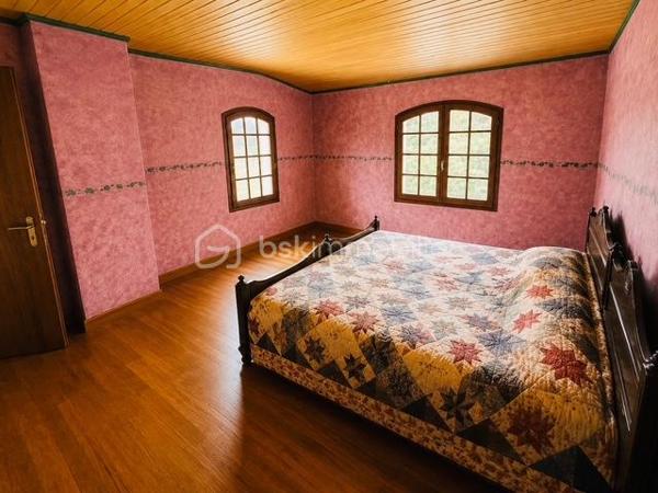Plongez dans cette charmante maison de 268,60 m², située dans un cadre paisible et verdoyant, idéal pour celles et ceux qui recherchent un environnement calme et relaxant, tout en restant à proximité des commodités urbaines.2185 m2 de parcelle en lisière de forêt. une grande partie des combles peut être aménagé. Beaucoup de potentiel....

Cette propriété rare offre un cadre de vie harmonieux, alliant confort, espace et convivialité. Construite en 1971, cette maison individuelle se compose de 7 pièces lumineuses, offrant de beaux volumes et de nombreuses possibilités d’aménagement.

Vous apprécierez sa vaste terrasse, parfaite pour partager des moments de détente en famille ou entre amis, ainsi que son agréable extérieur.

Côté pratique, la propriété dispose d’un stationnement pouvant accueillir jusqu’à 10 véhicules, un véritable atout pour recevoir vos invités ou répondre à des besoins professionnels. Une cave vient compléter l’ensemble en offrant un espace de rangement supplémentaire.

Un grand hangar complète également ce bien. Il conviendra parfaitement à un artisan, un entrepreneur ou toute personne ayant besoin d’un espace de stockage, d’un atelier ou d’un local professionnel.

À seulement quelques minutes des écoles, des commerces et des services, cette maison représente une opportunité idéale pour une famille à la recherche d’espace et de tranquillité, tout en offrant un fort potentiel pour une activité professionnelle.

Un bien aux multiples possibilités, à découvrir sans tarder !