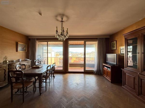 Appartement à rénover à vendre à Marseille 8e Arrondissement dans les Bouches-du-Rhône (13008), ref : 10521/38   
Carré d'Or