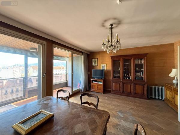 Appartement à rénover à vendre à Marseille 8e Arrondissement dans les Bouches-du-Rhône (13008), ref : 10521/38   
Carré d'Or