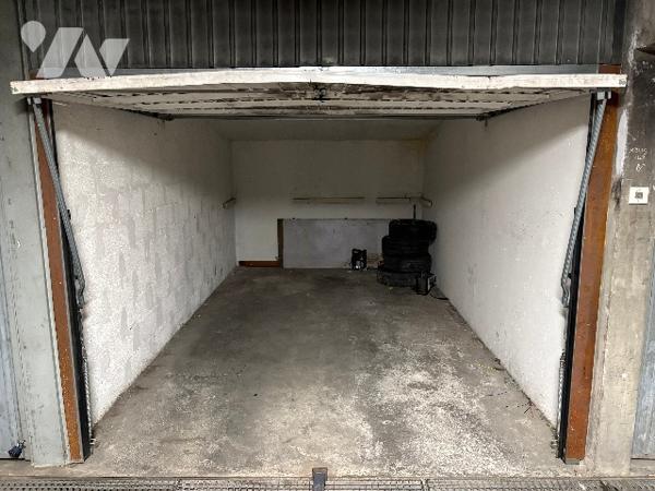 Un box-garage dans la résidence Clary prix : 15 000 € + commission : 1 000 €.