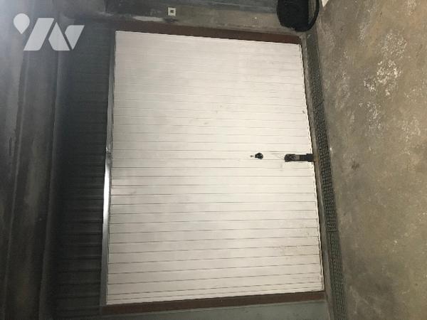Un box-garage dans la résidence Clary prix : 15 000 € + commission : 1 000 €.