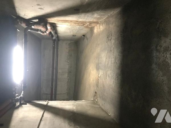 Un box-garage dans la résidence Clary prix : 15 000 € + commission : 1 000 €.