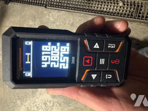 Un box-garage dans la résidence Clary prix : 15 000 € + commission : 1 000 €.