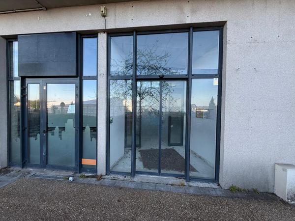 Quincy-sous-Sénart (91480) À louer local commercial de 160 m² Centre commercial Val d'Yerres 2