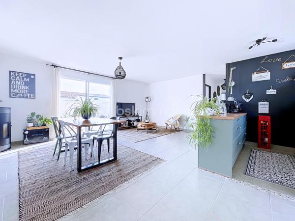 EXCLUSIVITE !! ANGLIERS – MAISON PLAIN-PIED DE 2015 - 3 CHAMBRES – GARAGE – ESPACE DE STATIONNEMENT PRIVATIF CONFORTABLE – TERRASSES - JARDIN SANS VIS-A-VIS - QUARTIER RESIDENTIEL – CENTRE VILLAGE
Située à 12 minutes des portes de La Rochelle, au cœur d'un quartier résidentiel calme, à deux pas des commerces et services du centre du village, venez découvrir cette maison de plain-pied construite en 2015 offrant un cadre de vie recherché, alliant confort moderne, efficacité énergétique et prestations soignées. 
Elle se compose  de 3 chambres, d’une jolie pièce de vie ouverte sur une cuisine équipée, le tout donnant sur un jardin entièrement clôt, sans vis-à-vis. 
La maison possède un garage carrelé ainsi qu’un espace de stationnement privatif confortable
Le jardin possède deux terrasses, idéal pour profiter pleinement des beaux jours. 
La maison est mitoyenne sur le côté garage.
Aucun travaux à prévoir, si ce n’est que les valises à défaire à votre emménagement.
Maison économe : DPE C / GES A 
Montant estimé des dépenses annuelles d'énergie pour un usage standard entre 750€ et 1050€ sur les années 2023, 2024, 2025 (abonnements compris)
Prix : 286 900 euros HAI (honoraires à la charge du vendeur)
Contactez Bastien BILLON au 06 81 39 21 86 ou par mail à b.billon@bskimmobilier.com pour vous renseigner, visiter et vous accompagner dans votre projet. 
Le professionnel agréé BSK IMMOBILIER conseille et sécurise votre projet immobilier. 
Cette présente annonce a été rédigée sous la responsabilité éditoriale de Bastien BILLON agissant sous le statut d'agent commercial immatriculé au RSAC LAROCHELLE sous le n°10436565500018 (sans détention de fonds), assuré par ORUS. Mandataire de la société BSK IMMOBILIER – SASU au capital de 50 000€ - Le Magellan – 58 rue de Magellan 31670 Labège – CS 47676 – 31676 LABEGE CEDEX. CARTE PROFESSIONNELLE : N° CP 3101 2018 000 030 369 DELIVREE PAR LA CCI DE TOULOUSE – RCS :  521 907 519 Garantie d’assurance RCP/GF par MSa AMLIN SE – 22 rue Georges Picquart 75017 Paris – Police N°2025PCA001. Garantie financière par SO.CA.F

Les informations sur les risques auxquels ce bien est exposé sont disponibles sur le site Géorisques : www. georisques. gouv.fr 
Référence annonce : 
Date de réalisation du diagnostic : 16/06/2026