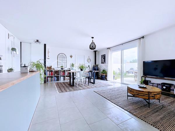 EXCLUSIVITE !! ANGLIERS – MAISON PLAIN-PIED DE 2015 - 3 CHAMBRES – GARAGE – ESPACE DE STATIONNEMENT PRIVATIF CONFORTABLE – TERRASSES - JARDIN SANS VIS-A-VIS - QUARTIER RESIDENTIEL – CENTRE VILLAGE
Située à 12 minutes des portes de La Rochelle, au cœur d'un quartier résidentiel calme, à deux pas des commerces et services du centre du village, venez découvrir cette maison de plain-pied construite en 2015 offrant un cadre de vie recherché, alliant confort moderne, efficacité énergétique et prestations soignées. 
Elle se compose  de 3 chambres, d’une jolie pièce de vie ouverte sur une cuisine équipée, le tout donnant sur un jardin entièrement clôt, sans vis-à-vis. 
La maison possède un garage carrelé ainsi qu’un espace de stationnement privatif confortable
Le jardin possède deux terrasses, idéal pour profiter pleinement des beaux jours. 
La maison est mitoyenne sur le côté garage.
Aucun travaux à prévoir, si ce n’est que les valises à défaire à votre emménagement.
Maison économe : DPE C / GES A 
Montant estimé des dépenses annuelles d'énergie pour un usage standard entre 750€ et 1050€ sur les années 2023, 2024, 2025 (abonnements compris)
Prix : 286 900 euros HAI (honoraires à la charge du vendeur)
Contactez Bastien BILLON au 06 81 39 21 86 ou par mail à b.billon@bskimmobilier.com pour vous renseigner, visiter et vous accompagner dans votre projet. 
Le professionnel agréé BSK IMMOBILIER conseille et sécurise votre projet immobilier. 
Cette présente annonce a été rédigée sous la responsabilité éditoriale de Bastien BILLON agissant sous le statut d'agent commercial immatriculé au RSAC LAROCHELLE sous le n°10436565500018 (sans détention de fonds), assuré par ORUS. Mandataire de la société BSK IMMOBILIER – SASU au capital de 50 000€ - Le Magellan – 58 rue de Magellan 31670 Labège – CS 47676 – 31676 LABEGE CEDEX. CARTE PROFESSIONNELLE : N° CP 3101 2018 000 030 369 DELIVREE PAR LA CCI DE TOULOUSE – RCS :  521 907 519 Garantie d’assurance RCP/GF par MSa AMLIN SE – 22 rue Georges Picquart 75017 Paris – Police N°2025PCA001. Garantie financière par SO.CA.F

Les informations sur les risques auxquels ce bien est exposé sont disponibles sur le site Géorisques : www. georisques. gouv.fr 
Référence annonce : 
Date de réalisation du diagnostic : 16/06/2026