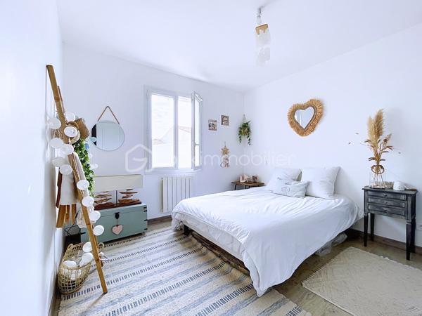 EXCLUSIVITE !! ANGLIERS – MAISON PLAIN-PIED DE 2015 - 3 CHAMBRES – GARAGE – ESPACE DE STATIONNEMENT PRIVATIF CONFORTABLE – TERRASSES - JARDIN SANS VIS-A-VIS - QUARTIER RESIDENTIEL – CENTRE VILLAGE
Située à 12 minutes des portes de La Rochelle, au cœur d'un quartier résidentiel calme, à deux pas des commerces et services du centre du village, venez découvrir cette maison de plain-pied construite en 2015 offrant un cadre de vie recherché, alliant confort moderne, efficacité énergétique et prestations soignées. 
Elle se compose  de 3 chambres, d’une jolie pièce de vie ouverte sur une cuisine équipée, le tout donnant sur un jardin entièrement clôt, sans vis-à-vis. 
La maison possède un garage carrelé ainsi qu’un espace de stationnement privatif confortable
Le jardin possède deux terrasses, idéal pour profiter pleinement des beaux jours. 
La maison est mitoyenne sur le côté garage.
Aucun travaux à prévoir, si ce n’est que les valises à défaire à votre emménagement.
Maison économe : DPE C / GES A 
Montant estimé des dépenses annuelles d'énergie pour un usage standard entre 750€ et 1050€ sur les années 2023, 2024, 2025 (abonnements compris)
Prix : 286 900 euros HAI (honoraires à la charge du vendeur)
Contactez Bastien BILLON au 06 81 39 21 86 ou par mail à b.billon@bskimmobilier.com pour vous renseigner, visiter et vous accompagner dans votre projet. 
Le professionnel agréé BSK IMMOBILIER conseille et sécurise votre projet immobilier. 
Cette présente annonce a été rédigée sous la responsabilité éditoriale de Bastien BILLON agissant sous le statut d'agent commercial immatriculé au RSAC LAROCHELLE sous le n°10436565500018 (sans détention de fonds), assuré par ORUS. Mandataire de la société BSK IMMOBILIER – SASU au capital de 50 000€ - Le Magellan – 58 rue de Magellan 31670 Labège – CS 47676 – 31676 LABEGE CEDEX. CARTE PROFESSIONNELLE : N° CP 3101 2018 000 030 369 DELIVREE PAR LA CCI DE TOULOUSE – RCS :  521 907 519 Garantie d’assurance RCP/GF par MSa AMLIN SE – 22 rue Georges Picquart 75017 Paris – Police N°2025PCA001. Garantie financière par SO.CA.F

Les informations sur les risques auxquels ce bien est exposé sont disponibles sur le site Géorisques : www. georisques. gouv.fr 
Référence annonce : 
Date de réalisation du diagnostic : 16/06/2026