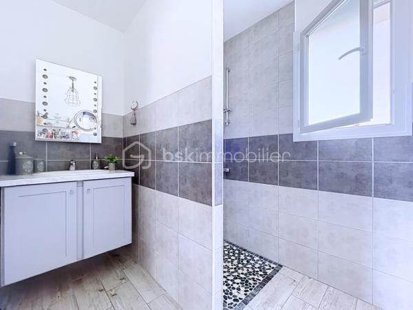 EXCLUSIVITE !! ANGLIERS – MAISON PLAIN-PIED DE 2015 - 3 CHAMBRES – GARAGE – ESPACE DE STATIONNEMENT PRIVATIF CONFORTABLE – TERRASSES - JARDIN SANS VIS-A-VIS - QUARTIER RESIDENTIEL – CENTRE VILLAGE
Située à 12 minutes des portes de La Rochelle, au cœur d'un quartier résidentiel calme, à deux pas des commerces et services du centre du village, venez découvrir cette maison de plain-pied construite en 2015 offrant un cadre de vie recherché, alliant confort moderne, efficacité énergétique et prestations soignées. 
Elle se compose  de 3 chambres, d’une jolie pièce de vie ouverte sur une cuisine équipée, le tout donnant sur un jardin entièrement clôt, sans vis-à-vis. 
La maison possède un garage carrelé ainsi qu’un espace de stationnement privatif confortable
Le jardin possède deux terrasses, idéal pour profiter pleinement des beaux jours. 
La maison est mitoyenne sur le côté garage.
Aucun travaux à prévoir, si ce n’est que les valises à défaire à votre emménagement.
Maison économe : DPE C / GES A 
Montant estimé des dépenses annuelles d'énergie pour un usage standard entre 750€ et 1050€ sur les années 2023, 2024, 2025 (abonnements compris)
Prix : 286 900 euros HAI (honoraires à la charge du vendeur)
Contactez Bastien BILLON au 06 81 39 21 86 ou par mail à b.billon@bskimmobilier.com pour vous renseigner, visiter et vous accompagner dans votre projet. 
Le professionnel agréé BSK IMMOBILIER conseille et sécurise votre projet immobilier. 
Cette présente annonce a été rédigée sous la responsabilité éditoriale de Bastien BILLON agissant sous le statut d'agent commercial immatriculé au RSAC LAROCHELLE sous le n°10436565500018 (sans détention de fonds), assuré par ORUS. Mandataire de la société BSK IMMOBILIER – SASU au capital de 50 000€ - Le Magellan – 58 rue de Magellan 31670 Labège – CS 47676 – 31676 LABEGE CEDEX. CARTE PROFESSIONNELLE : N° CP 3101 2018 000 030 369 DELIVREE PAR LA CCI DE TOULOUSE – RCS :  521 907 519 Garantie d’assurance RCP/GF par MSa AMLIN SE – 22 rue Georges Picquart 75017 Paris – Police N°2025PCA001. Garantie financière par SO.CA.F

Les informations sur les risques auxquels ce bien est exposé sont disponibles sur le site Géorisques : www. georisques. gouv.fr 
Référence annonce : 
Date de réalisation du diagnostic : 16/06/2026