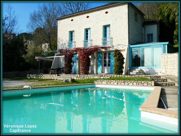 EXCLUSIVITE. AGEN proche du centre, belle demeure en pierres 7 pièces, véranda, piscine, pigeonnier, grand garage sur terrain de 3 951,00 m²
