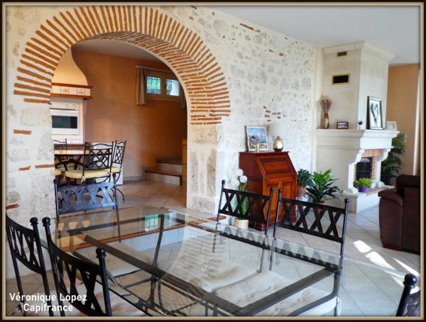 EXCLUSIVITE. AGEN proche du centre, belle demeure en pierres 7 pièces, véranda, piscine, pigeonnier, grand garage sur terrain de 3 951,00 m²