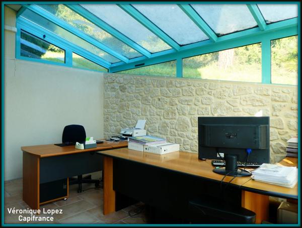 EXCLUSIVITE. AGEN proche du centre, belle demeure en pierres 7 pièces, véranda, piscine, pigeonnier, grand garage sur terrain de 3 951,00 m²