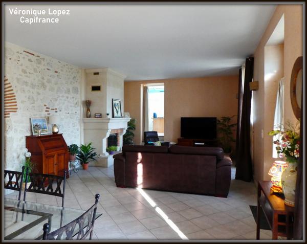 EXCLUSIVITE. AGEN proche du centre, belle demeure en pierres 7 pièces, véranda, piscine, pigeonnier, grand garage sur terrain de 3 951,00 m²