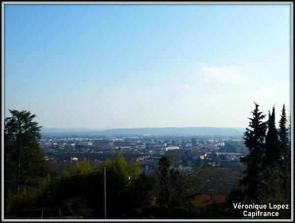 EXCLUSIVITE. AGEN proche du centre, belle demeure en pierres 7 pièces, véranda, piscine, pigeonnier, grand garage sur terrain de 3 951,00 m²