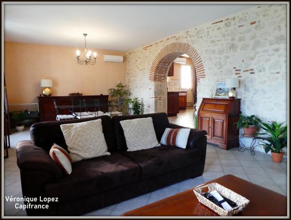 EXCLUSIVITE. AGEN proche du centre, belle demeure en pierres 7 pièces, véranda, piscine, pigeonnier, grand garage sur terrain de 3 951,00 m²