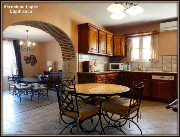 EXCLUSIVITE. AGEN proche du centre, belle demeure en pierres 7 pièces, véranda, piscine, pigeonnier, grand garage sur terrain de 3 951,00 m²