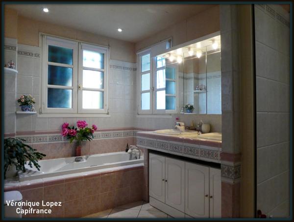 EXCLUSIVITE. AGEN proche du centre, belle demeure en pierres 7 pièces, véranda, piscine, pigeonnier, grand garage sur terrain de 3 951,00 m²
