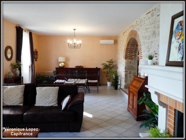 EXCLUSIVITE. AGEN proche du centre, belle demeure en pierres 7 pièces, véranda, piscine, pigeonnier, grand garage sur terrain de 3 951,00 m²