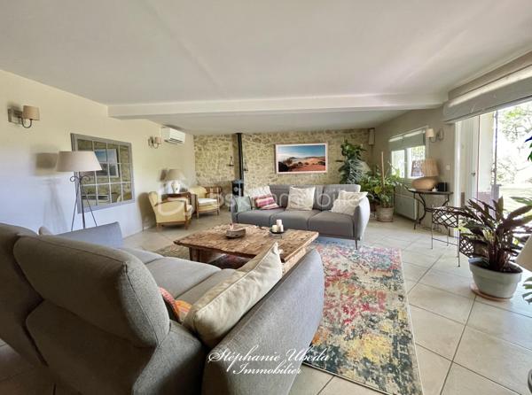 [En partenariat exclusif avec Stéphanie UBEDA] À seulement quelques minutes du prestigieux Golf International de Pont Royal et à 35 minutes de Aix-en-Provence, venez découvrir ce mas authentique de 250m2 qui s’inscrit dans un environnement rare, en zone agricole.

Le cadre est idéal pour ceux qui recherchent à la fois tranquillité, espace et qualité de vie, sans être isolés et ou la nature est omniprésente.

Implantée sur une parcelle clôturée de 10 000 m², la propriété offre un véritable art de vivre tourné vers l’extérieur. La terrasse exposée plein sud, ombragée par un rosier grimpant, devient rapidement un lieu de vie central aux beaux jours, tandis que le jardin arboré et fleuri, sans vis-à-vis, prolonge cette sensation de sérénité. 
La piscine sécurisée (4x8) s’intègre harmonieusement dans cet environnement et permet de profiter pleinement des étés provençaux.

En rez-de-jardin,  vous trouverez un vaste salon-séjour baigné de lumière possédant une belle hauteur sous plafond. Une cuisine équipée, pensée pour recevoir, s’inscrit dans cette logique de convivialité. Une suite parentale de plain-pied, accompagnée d’une arrière-cuisine, d’une buanderie et d’un espace jacuzzi, apporte un niveau de confort appréciable au quotidien et une vraie fonctionnalité supplémentaire.

L’étage complète harmonieusement l’ensemble avec cinq chambres, dont une aujourd’hui aménagée en dressing, ainsi qu’une seconde suite parentale. Un espace bureau ouvert sur le palier permet de travailler dans un environnement agréable et lumineux, avec un accès direct au balcon offrant une vue dominante sur la campagne environnante.

Au-delà de l’habitation principale, le bien dispose d’un hangar agricole de 110 m², offrant de nombreuses possibilités selon les projets, qu’il s’agisse de stockage, d’activité ou d’aménagement complémentaire. 
La présence d’un arrêt de bus scolaire à proximité immédiate renforce encore l’aspect pratique pour une vie familiale.

Enfin, sa localisation entre Avignon et Aix-en-Provence, avec un accès rapide aux infrastructures majeures (gare TGV, aéroport à moins de 45 minutes), en fait un bien particulièrement équilibré entre nature et accessibilité.

Le mas est idéal pour une vie familiale, une activité de gîtes ou autre, voire même les deux !

Ce type de propriété réunissant caractère, matériaux nobles, volumes, environnement privilégié et un superbe alliage entre modernité et traditionalisme reste rare sur le marché. 
Une visite vous permettra d’en mesurer pleinement le potentiel. Laissez-vous tenter.