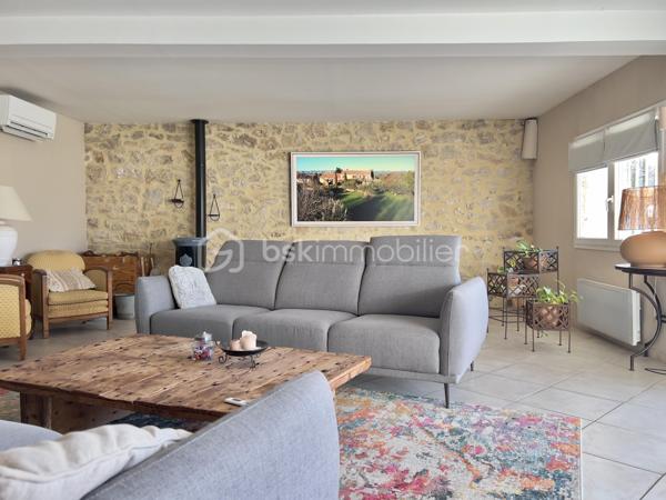 [En partenariat exclusif avec Stéphanie UBEDA] À seulement quelques minutes du prestigieux Golf International de Pont Royal et à 35 minutes de Aix-en-Provence, venez découvrir ce mas authentique de 250m2 qui s’inscrit dans un environnement rare, en zone agricole.

Le cadre est idéal pour ceux qui recherchent à la fois tranquillité, espace et qualité de vie, sans être isolés et ou la nature est omniprésente.

Implantée sur une parcelle clôturée de 10 000 m², la propriété offre un véritable art de vivre tourné vers l’extérieur. La terrasse exposée plein sud, ombragée par un rosier grimpant, devient rapidement un lieu de vie central aux beaux jours, tandis que le jardin arboré et fleuri, sans vis-à-vis, prolonge cette sensation de sérénité. 
La piscine sécurisée (4x8) s’intègre harmonieusement dans cet environnement et permet de profiter pleinement des étés provençaux.

En rez-de-jardin,  vous trouverez un vaste salon-séjour baigné de lumière possédant une belle hauteur sous plafond. Une cuisine équipée, pensée pour recevoir, s’inscrit dans cette logique de convivialité. Une suite parentale de plain-pied, accompagnée d’une arrière-cuisine, d’une buanderie et d’un espace jacuzzi, apporte un niveau de confort appréciable au quotidien et une vraie fonctionnalité supplémentaire.

L’étage complète harmonieusement l’ensemble avec cinq chambres, dont une aujourd’hui aménagée en dressing, ainsi qu’une seconde suite parentale. Un espace bureau ouvert sur le palier permet de travailler dans un environnement agréable et lumineux, avec un accès direct au balcon offrant une vue dominante sur la campagne environnante.

Au-delà de l’habitation principale, le bien dispose d’un hangar agricole de 110 m², offrant de nombreuses possibilités selon les projets, qu’il s’agisse de stockage, d’activité ou d’aménagement complémentaire. 
La présence d’un arrêt de bus scolaire à proximité immédiate renforce encore l’aspect pratique pour une vie familiale.

Enfin, sa localisation entre Avignon et Aix-en-Provence, avec un accès rapide aux infrastructures majeures (gare TGV, aéroport à moins de 45 minutes), en fait un bien particulièrement équilibré entre nature et accessibilité.

Le mas est idéal pour une vie familiale, une activité de gîtes ou autre, voire même les deux !

Ce type de propriété réunissant caractère, matériaux nobles, volumes, environnement privilégié et un superbe alliage entre modernité et traditionalisme reste rare sur le marché. 
Une visite vous permettra d’en mesurer pleinement le potentiel. Laissez-vous tenter.