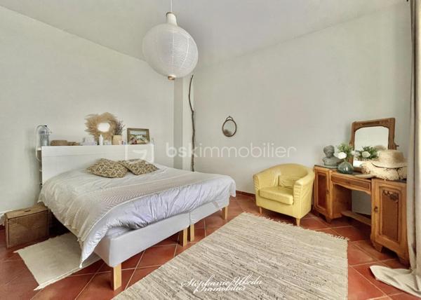 [En partenariat exclusif avec Stéphanie UBEDA] À seulement quelques minutes du prestigieux Golf International de Pont Royal et à 35 minutes de Aix-en-Provence, venez découvrir ce mas authentique de 250m2 qui s’inscrit dans un environnement rare, en zone agricole.

Le cadre est idéal pour ceux qui recherchent à la fois tranquillité, espace et qualité de vie, sans être isolés et ou la nature est omniprésente.

Implantée sur une parcelle clôturée de 10 000 m², la propriété offre un véritable art de vivre tourné vers l’extérieur. La terrasse exposée plein sud, ombragée par un rosier grimpant, devient rapidement un lieu de vie central aux beaux jours, tandis que le jardin arboré et fleuri, sans vis-à-vis, prolonge cette sensation de sérénité. 
La piscine sécurisée (4x8) s’intègre harmonieusement dans cet environnement et permet de profiter pleinement des étés provençaux.

En rez-de-jardin,  vous trouverez un vaste salon-séjour baigné de lumière possédant une belle hauteur sous plafond. Une cuisine équipée, pensée pour recevoir, s’inscrit dans cette logique de convivialité. Une suite parentale de plain-pied, accompagnée d’une arrière-cuisine, d’une buanderie et d’un espace jacuzzi, apporte un niveau de confort appréciable au quotidien et une vraie fonctionnalité supplémentaire.

L’étage complète harmonieusement l’ensemble avec cinq chambres, dont une aujourd’hui aménagée en dressing, ainsi qu’une seconde suite parentale. Un espace bureau ouvert sur le palier permet de travailler dans un environnement agréable et lumineux, avec un accès direct au balcon offrant une vue dominante sur la campagne environnante.

Au-delà de l’habitation principale, le bien dispose d’un hangar agricole de 110 m², offrant de nombreuses possibilités selon les projets, qu’il s’agisse de stockage, d’activité ou d’aménagement complémentaire. 
La présence d’un arrêt de bus scolaire à proximité immédiate renforce encore l’aspect pratique pour une vie familiale.

Enfin, sa localisation entre Avignon et Aix-en-Provence, avec un accès rapide aux infrastructures majeures (gare TGV, aéroport à moins de 45 minutes), en fait un bien particulièrement équilibré entre nature et accessibilité.

Le mas est idéal pour une vie familiale, une activité de gîtes ou autre, voire même les deux !

Ce type de propriété réunissant caractère, matériaux nobles, volumes, environnement privilégié et un superbe alliage entre modernité et traditionalisme reste rare sur le marché. 
Une visite vous permettra d’en mesurer pleinement le potentiel. Laissez-vous tenter.