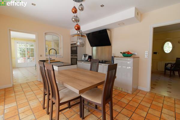 Maison
         7 pièces
        - 275 m² Bien prestige 945 000 € *