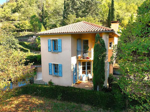 Villa type 5 + villa type 3 sur 11801m2 + annexes et source