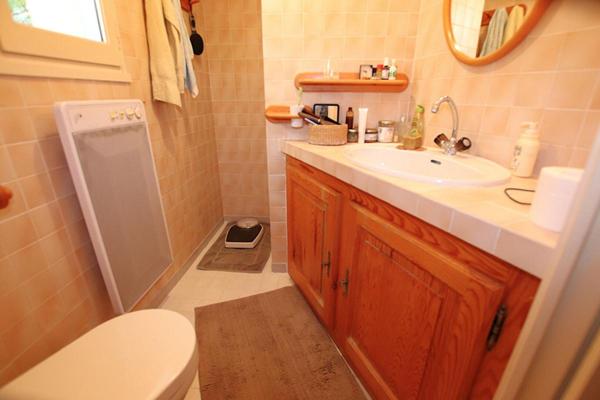 Villa type 5 + villa type 3 sur 11801m2 + annexes et source