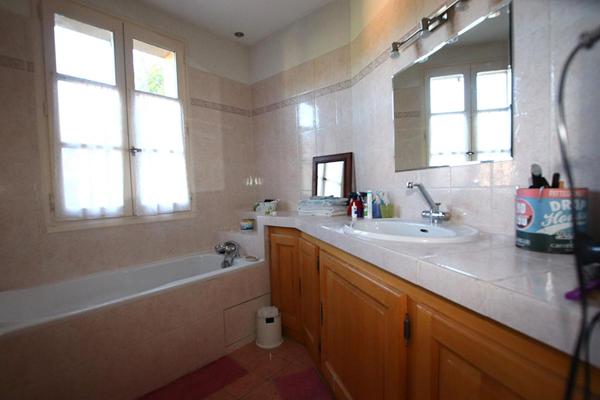 Villa type 5 + villa type 3 sur 11801m2 + annexes et source