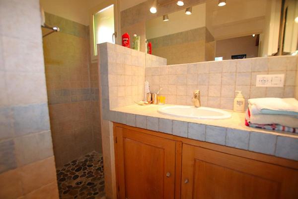 Villa type 5 + villa type 3 sur 11801m2 + annexes et source